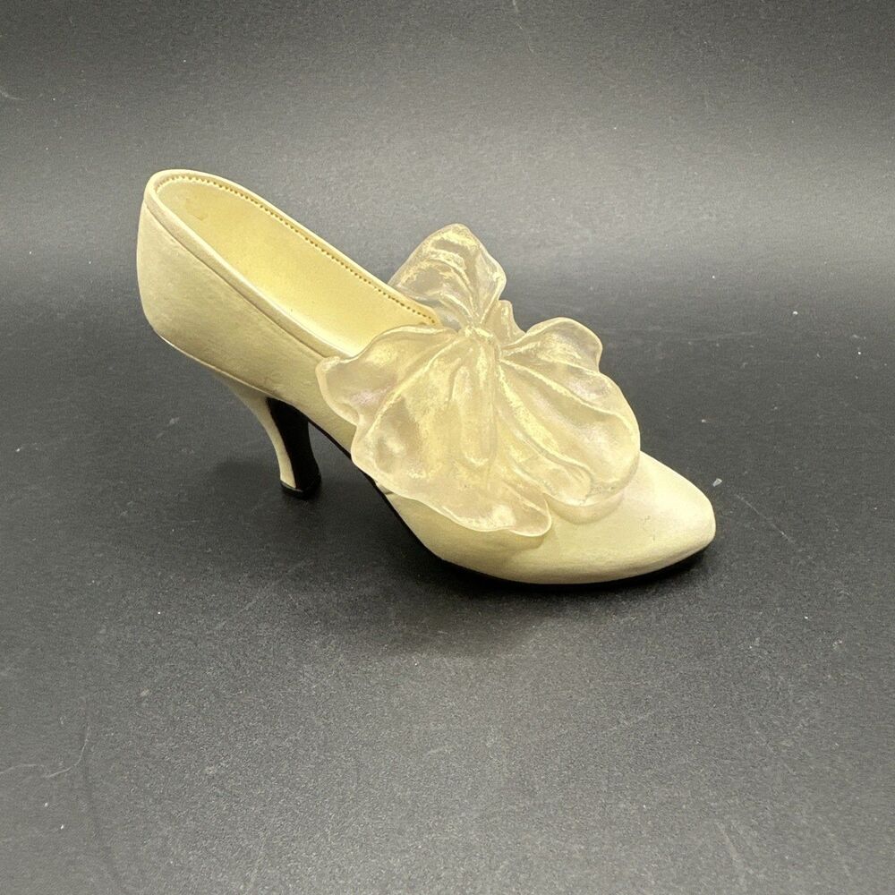 VTG 1998 Just The Right Shoe 25008 Tying The Knot Collectable Miniature Shoe
